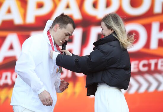 Выставка "Россия". Мастер спорта России по боксу Фёдор Чудинов провел зарядку