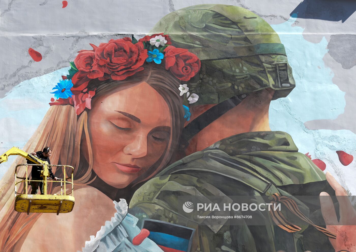 В Донецке нарисовали мурал к 10-летию ДНР