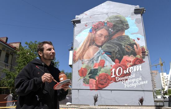 В Донецке нарисовали мурал к 10-летию ДНР