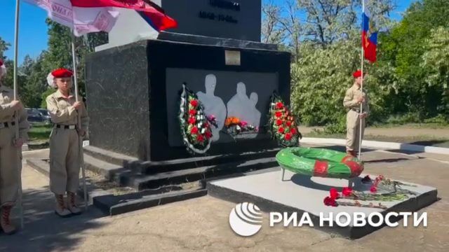 Возложение цветов к отреставрированному памятнику жертвам фашизма в Торезе