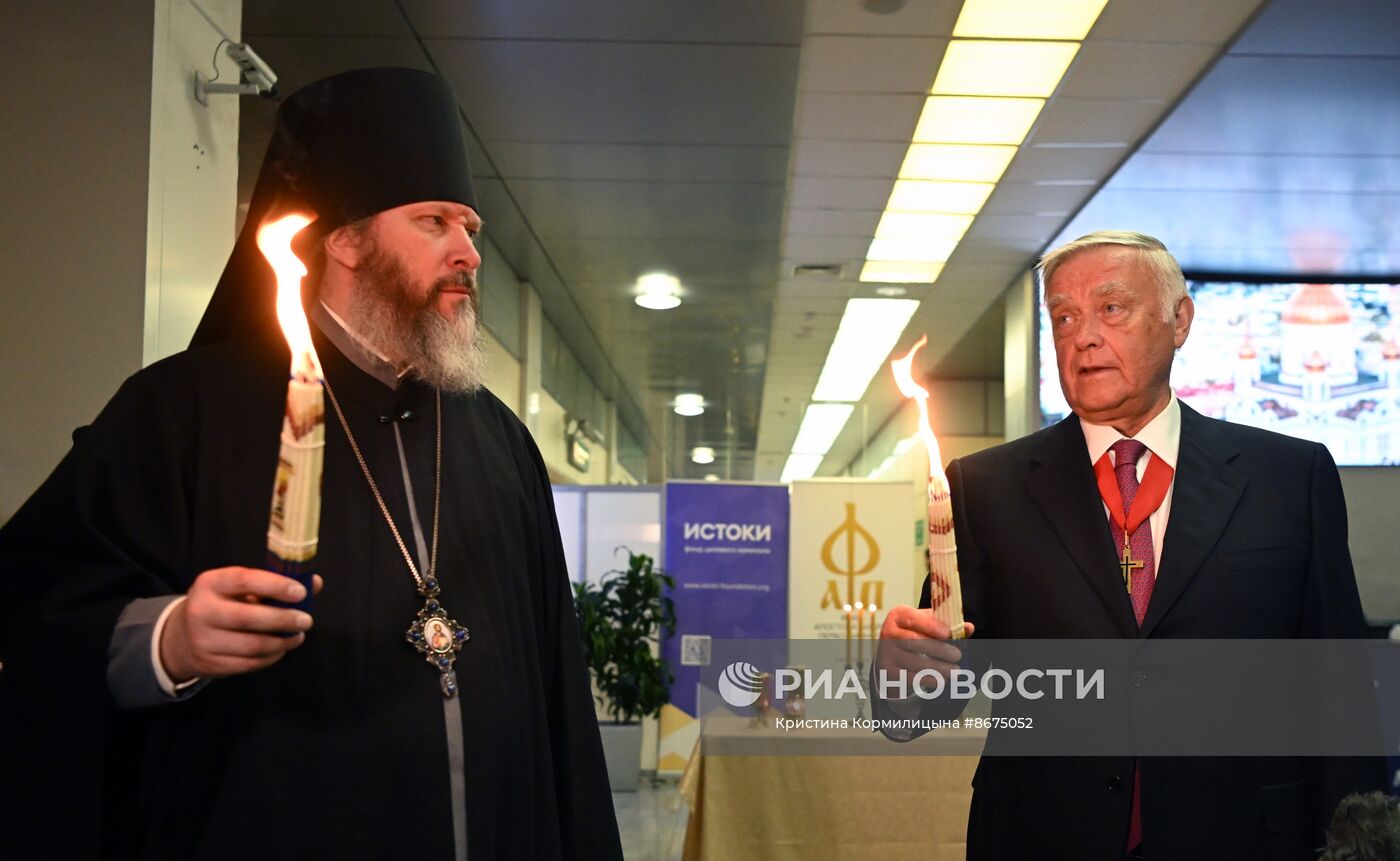 Встреча Благодатного огня в аэропорту Внуково -3