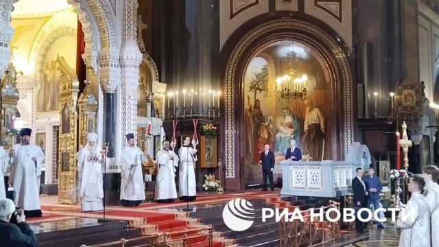 Путин в храме Христа Спасителя на пасхальном богослужении