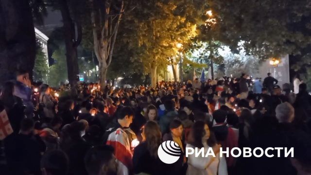 Протестующих в центре Тбилиси на проспекте Руставели