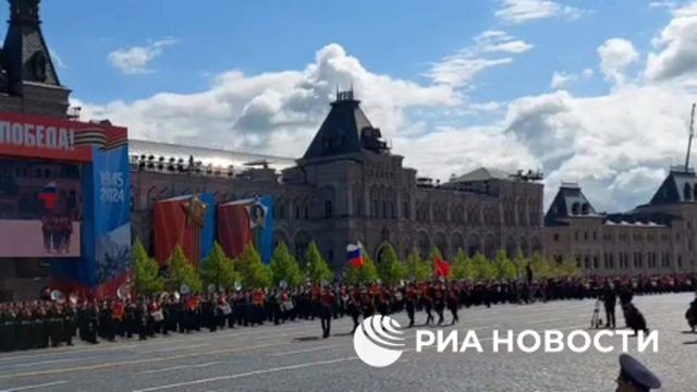 Группа почетного караула вносит государственный флаг России и Знамя Победы