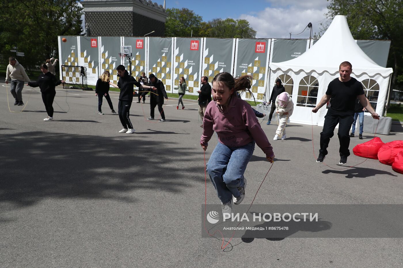 Выставка "Россия". Зарядка на площадке "Спортивная Россия" с победителем Кубка России по роуп-скипингу Юрием Данильченко