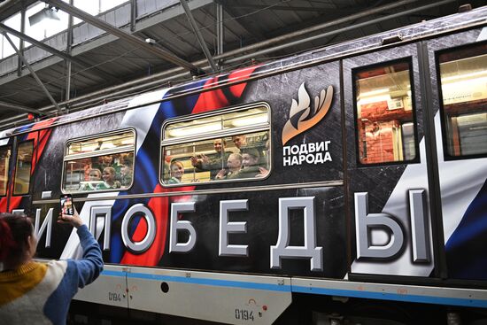 Запуск тематического поезда метро "Подвиг народа"