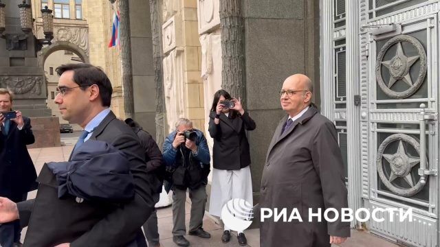 Посол Франции покинул здание МИД, где пробыл около 40 минут