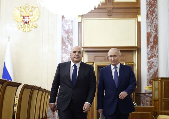Президент Владимир Путин провел встречу с членами правительства РФ
