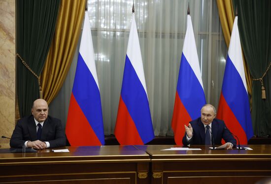 Президент Владимир Путин провел встречу с членами правительства