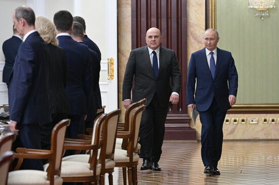 Президент Владимир Путин провел встречу с членами правительства РФ