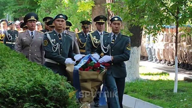 В Алматы возложили цветы к мемориальной доске на доме, где жил Сагадат Нурмагамбетов