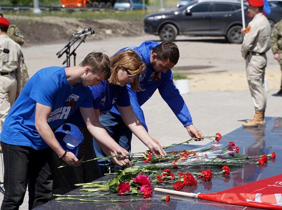 Возложение цветов к памятнику павшим в ВОВ работникам "Азовстали"