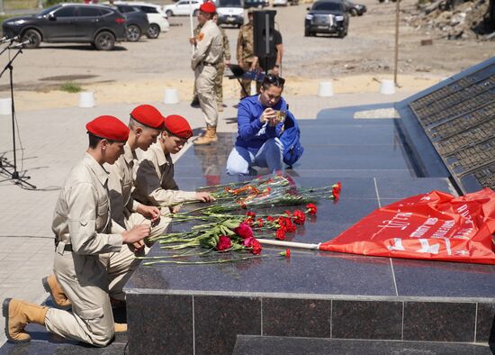 Возложение цветов к памятнику павшим в ВОВ работникам "Азовстали"
