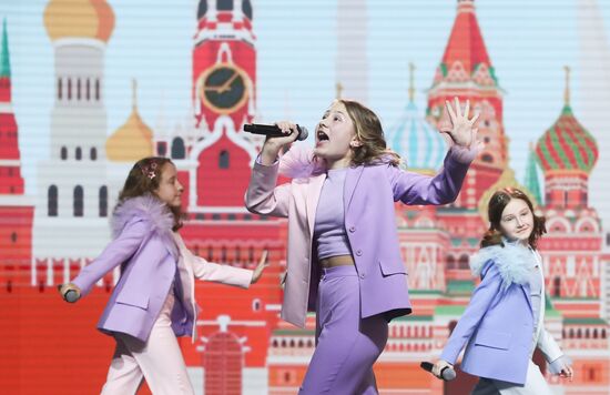 Выставка "Россия". Концерт: "Главные детские песни. Дети о Победе"
