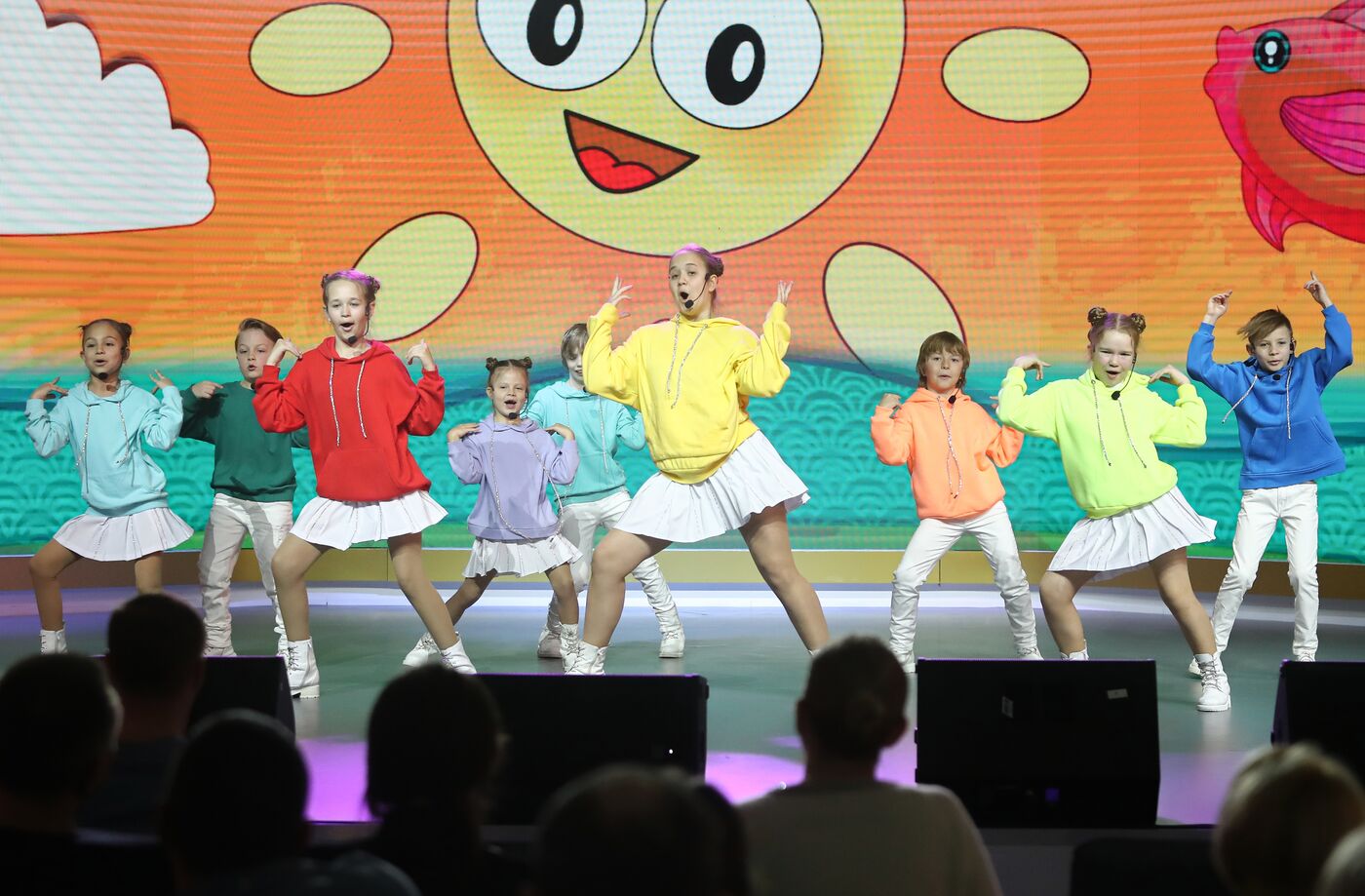 Выставка "Россия". Концерт: "Главные детские песни. Дети о Победе"