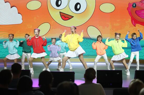 Выставка "Россия". Концерт: "Главные детские песни. Дети о Победе"