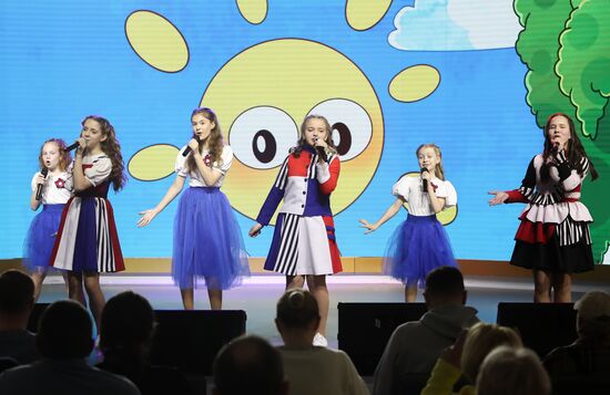 Выставка "Россия". Концерт: "Главные детские песни. Дети о Победе"