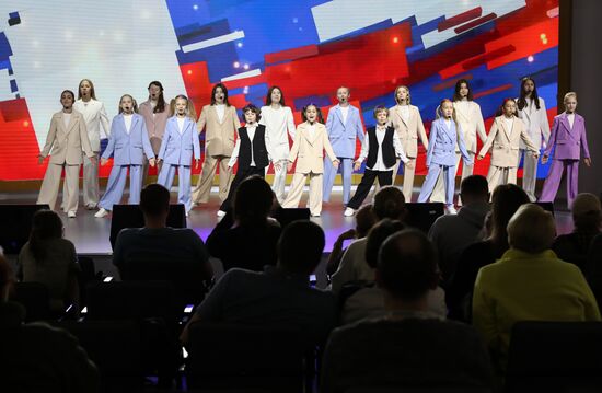 Выставка "Россия". Концерт: "Главные детские песни. Дети о Победе"