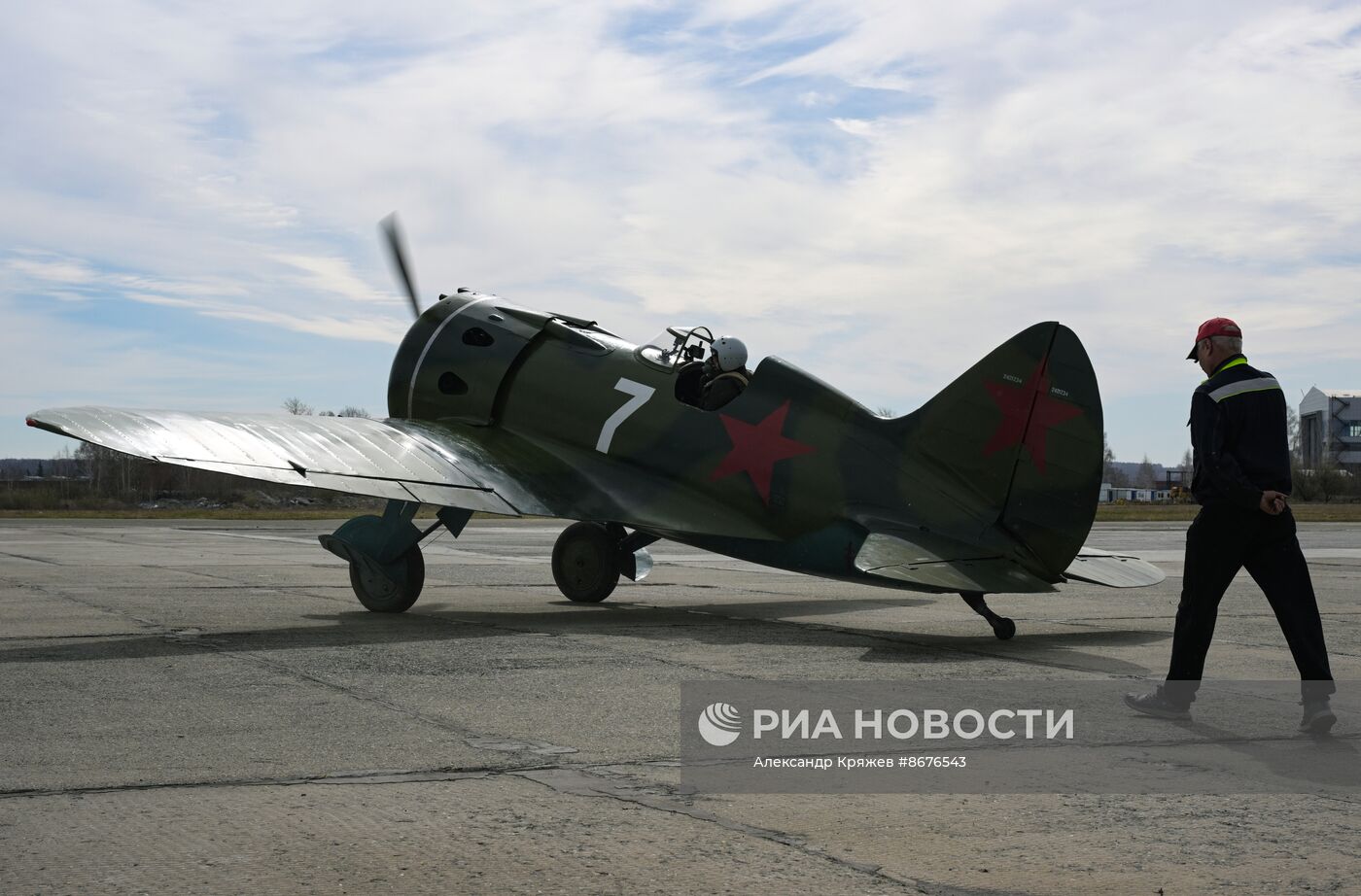 Полет восстановленного истребителя И-16 над Новосибирском