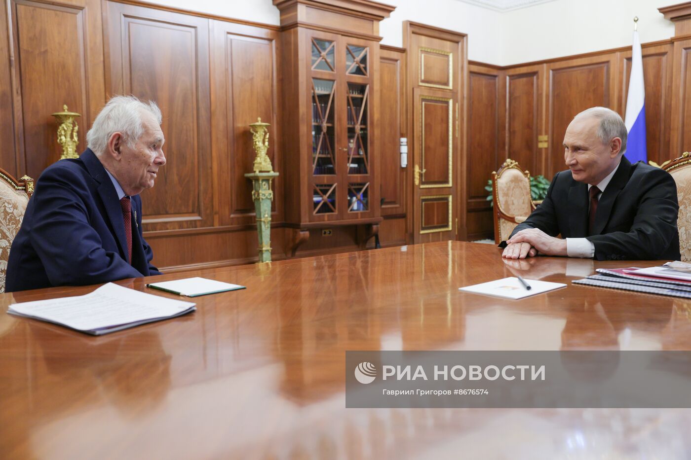 Президент Владимир Путин провел рабочую встречу с Леонидом Рошалем