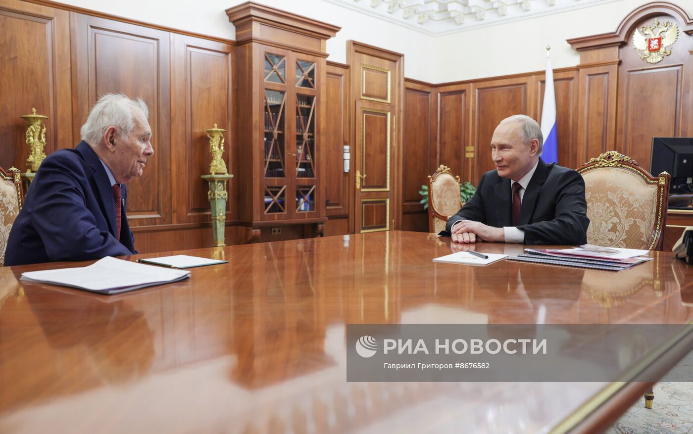 Президент Владимир Путин провел рабочую встречу с Леонидом Рошалем