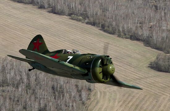 Полет восстановленного истребителя И-16 над Новосибирском