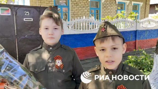 В ДНР участники спецоперации и юноармейцы поздравили с Днем Победы ветерана ВОВ