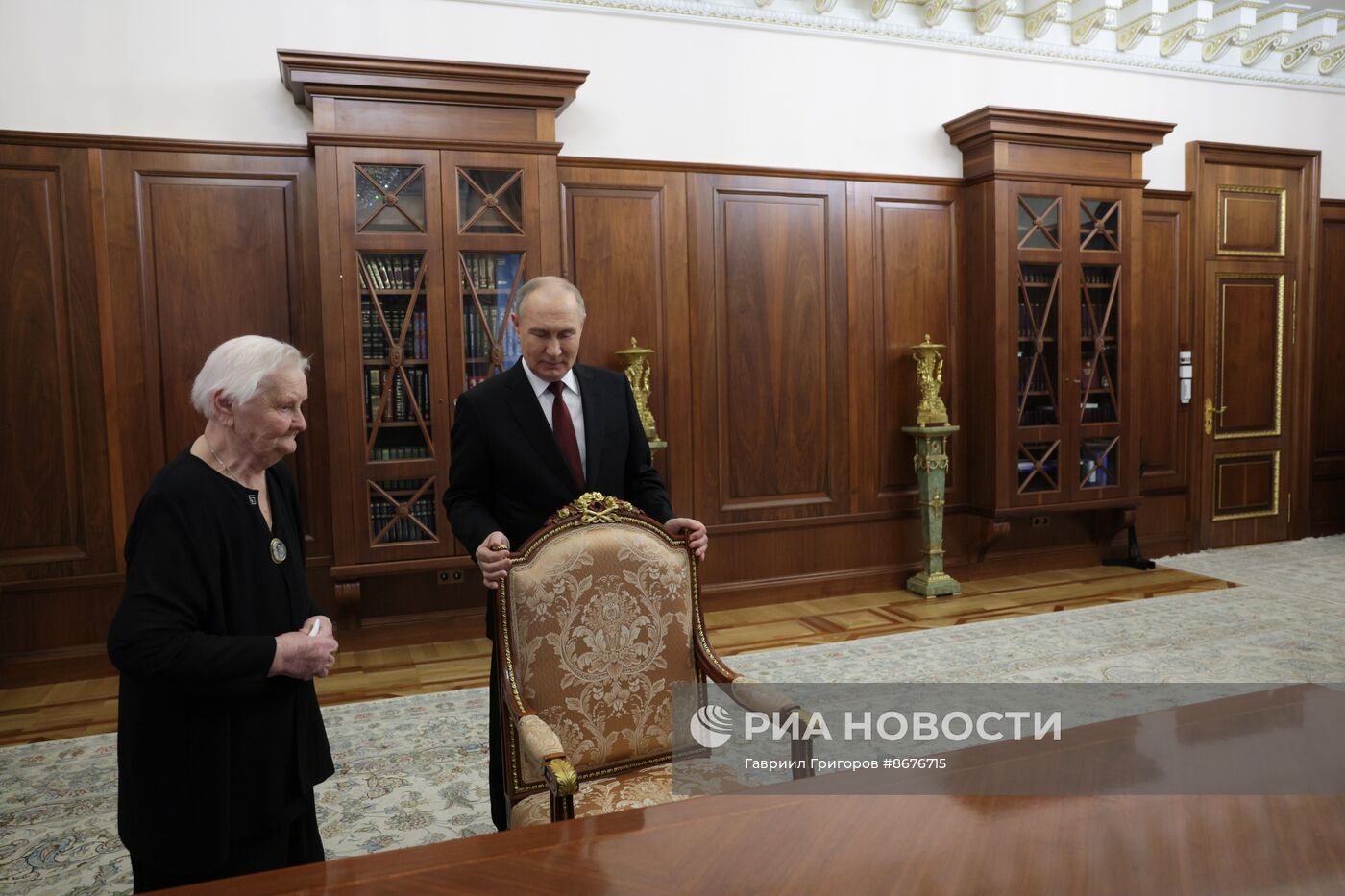 Президент Владимир Путин встретился со своей школьной учительницей Верой Дмитриевной Гуревич