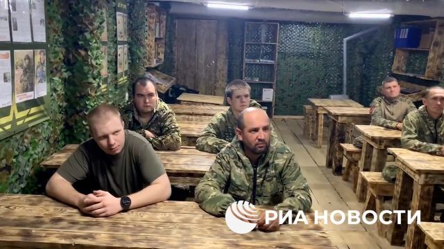 Саперы российских инженерных войск смотрят инаугурацию