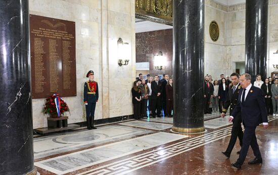 Глава МИД РФ С. Лавров возложил цветы по случаю Дня Победы
