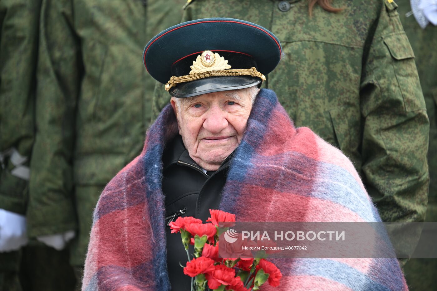 Акция "Парад у дома ветерана" в Казани