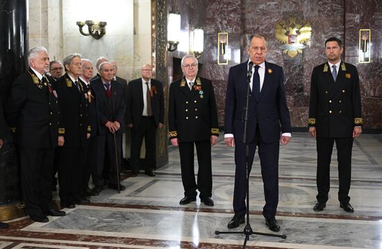 Глава МИД РФ С. Лавров возложил цветы по случаю Дня Победы