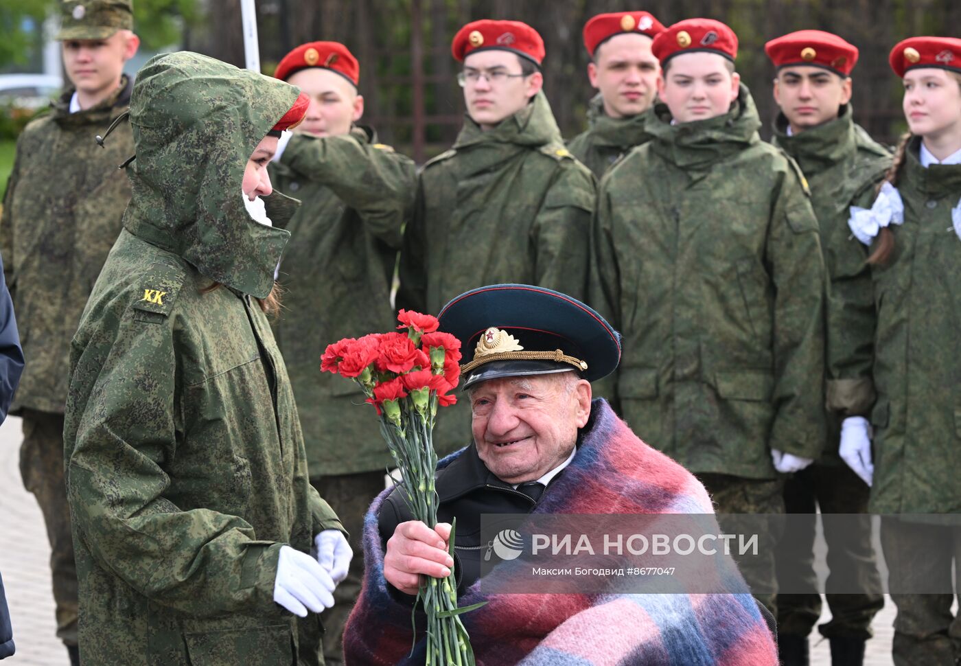Акция "Парад у дома ветерана" в Казани