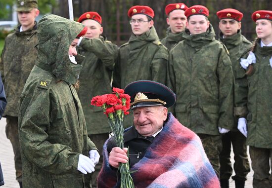 Акция "Парад у дома ветерана" в Казани