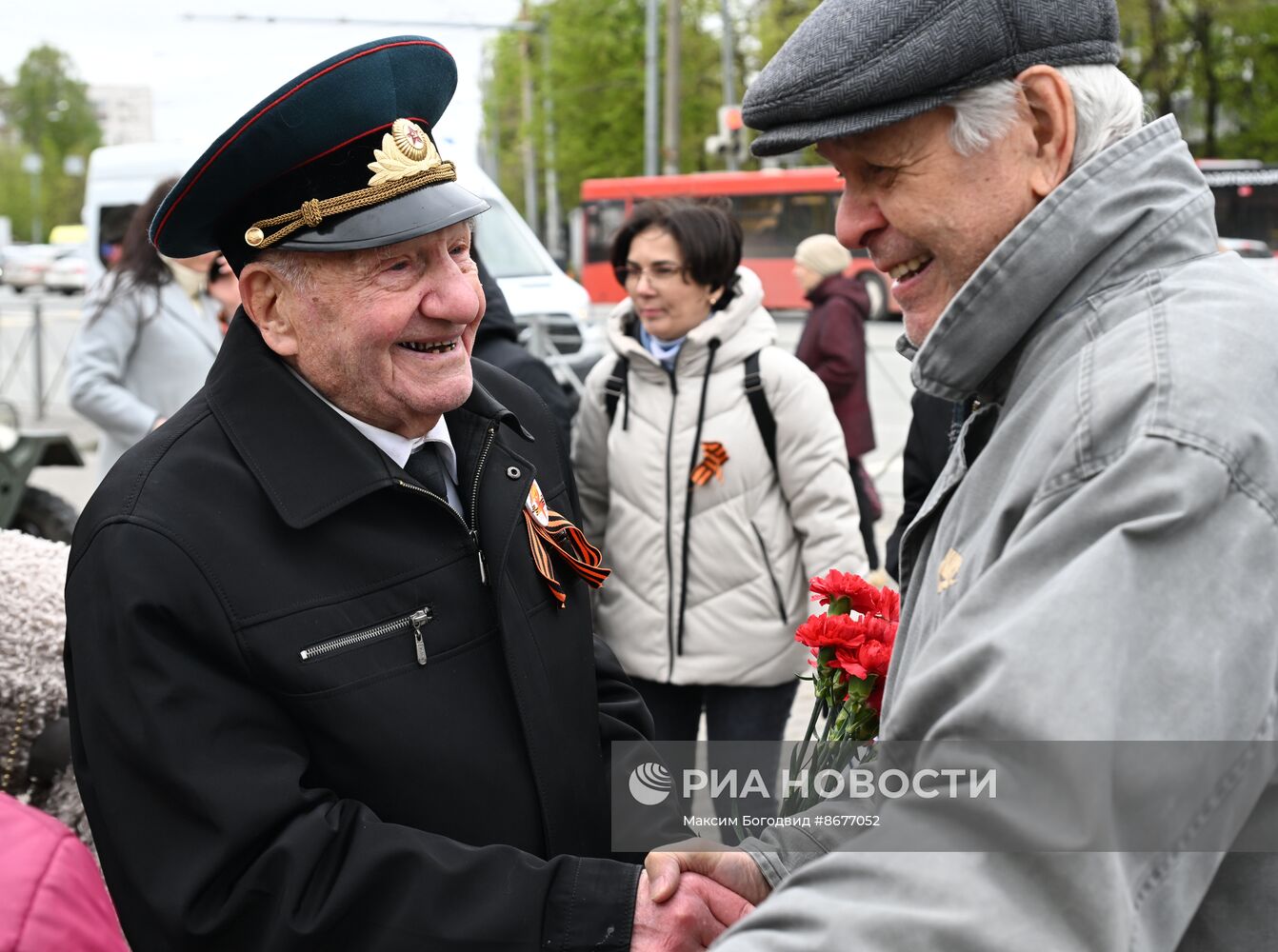 Акция "Парад у дома ветерана" в Казани