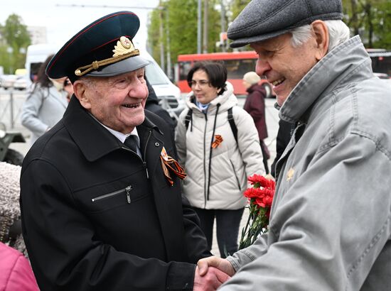 Акция "Парад у дома ветерана" в Казани