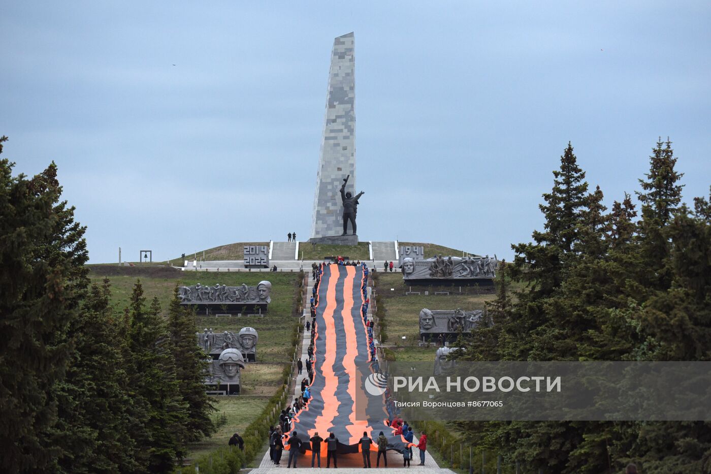 На мемориале "Саур-Могила" провели акции ко Дню Победы