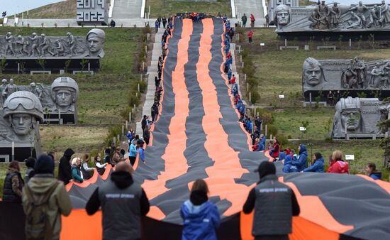 На мемориале "Саур-Могила" провели акции ко Дню Победы