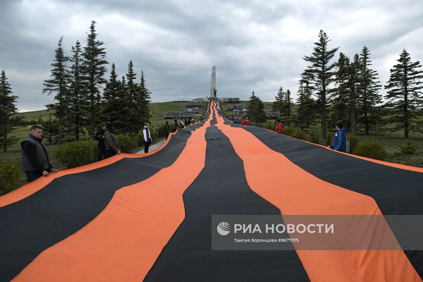 На мемориале "Саур-Могила" провели акции ко Дню Победы