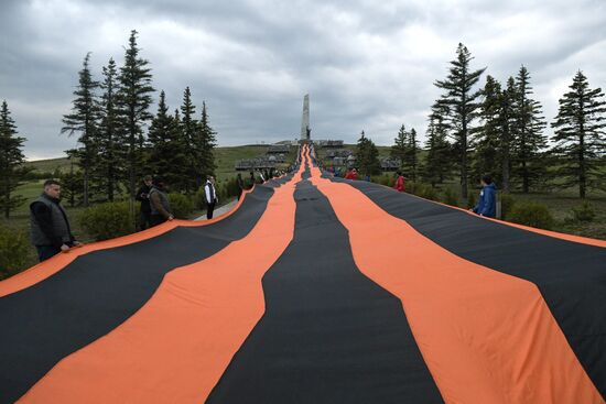 На мемориале "Саур-Могила" провели акции ко Дню Победы