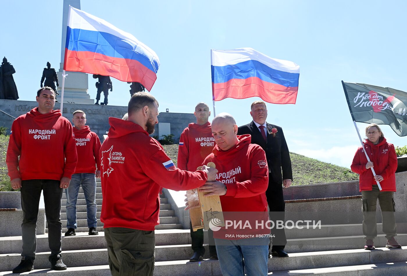 Частицу Вечного огня из Александровского сада передали представителям Народного Фронта в ЛНР