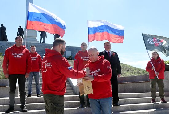 Частицу Вечного огня из Александровского сада передали представителям Народного Фронта в ЛНР