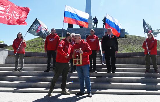 Частицу Вечного огня из Александровского сада передали представителям Народного Фронта в ЛНР
