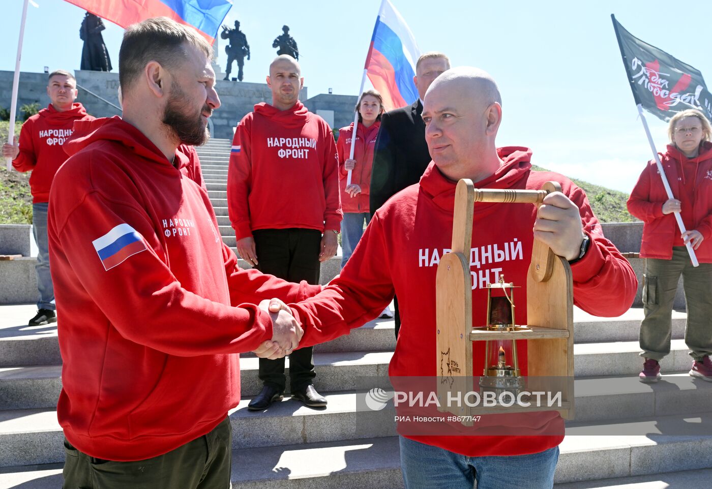 Частицу Вечного огня из Александровского сада передали представителям Народного Фронта в ЛНР