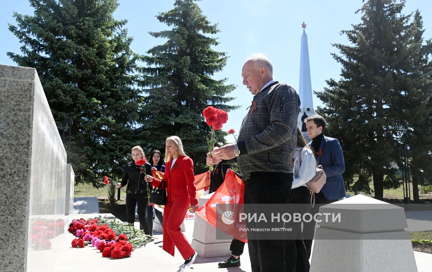 Частицу Вечного огня из Александровского сада передали представителям Народного Фронта в ЛНР