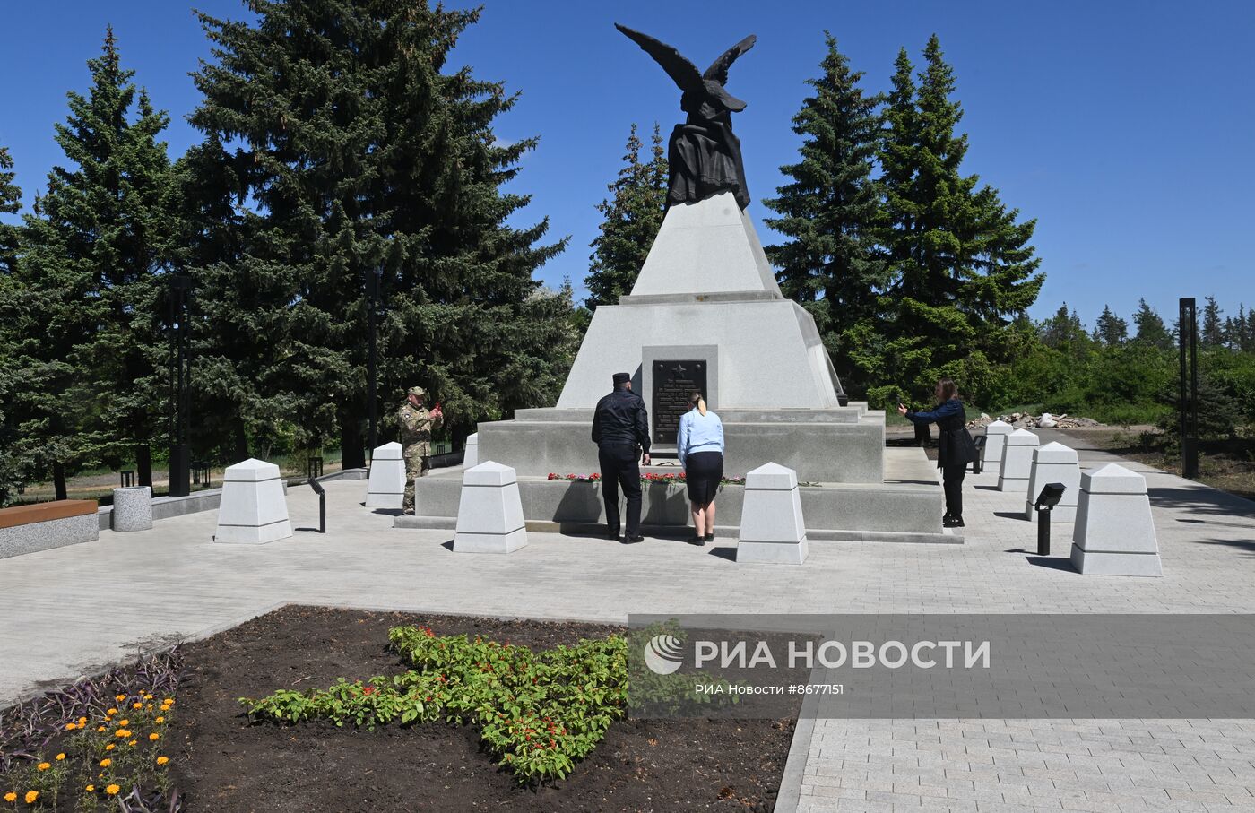 Частицу Вечного огня из Александровского сада передали представителям Народного Фронта в ЛНР