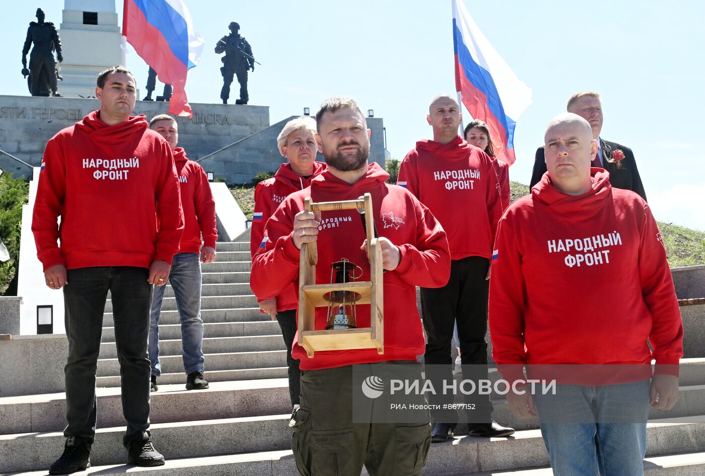 Частицу Вечного огня из Александровского сада передали представителям Народного Фронта в ЛНР