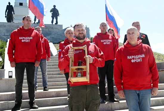 Частицу Вечного огня из Александровского сада передали представителям Народного Фронта в ЛНР