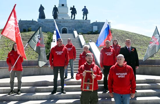 Частицу Вечного огня из Александровского сада передали представителям Народного Фронта в ЛНР