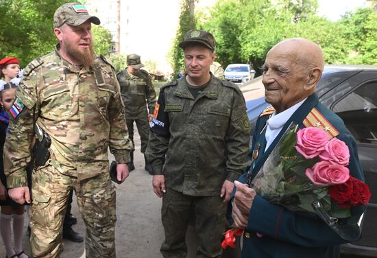 Поздравление ветеранов ВОВ в Луганске